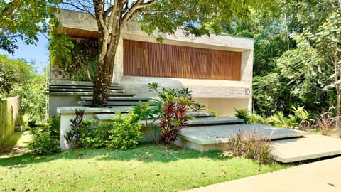 Facade/entrance