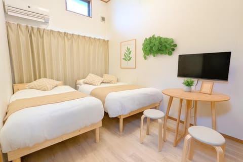 Bed, TV and multimedia, Bedroom