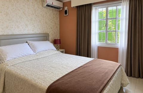 Bed, Photo of the whole room, Bedroom, air conditioner