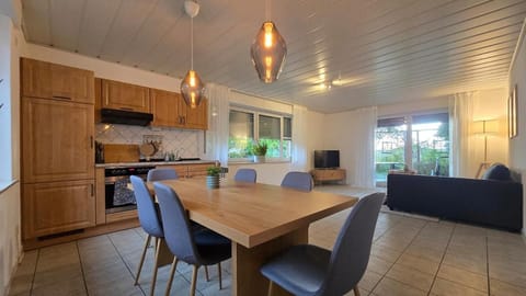 Kitchen or kitchenette, Living room, Seating area, Dining area, stove