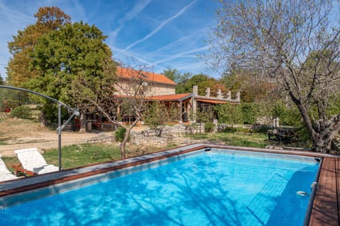 Property building, Day, Garden, Swimming pool, sunbed