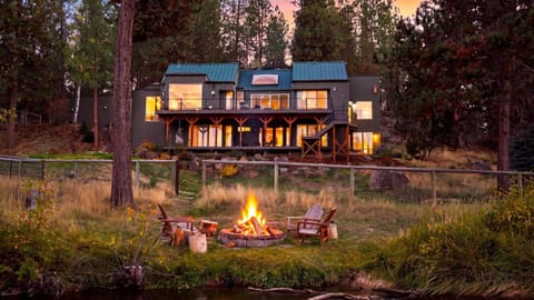 Property building, Patio, Mountain view, Area and facilities
