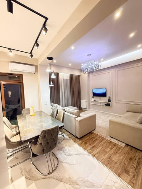TV and multimedia, Living room, Seating area, Dining area