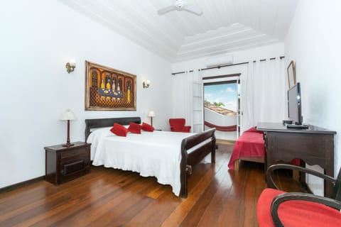 Photo of the whole room, City view