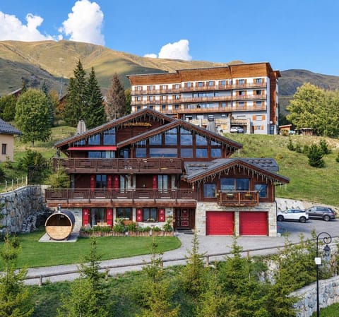 Property building, Spring, Day, Natural landscape, Mountain view, Parking