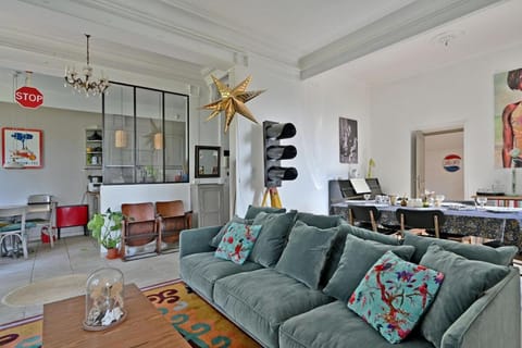 Living room, Seating area