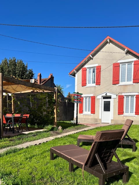 Property building, Patio, Garden, Garden view, sunbed