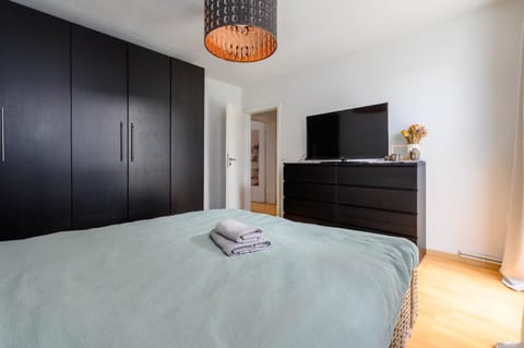Bed, Bedroom, towels, wardrobe