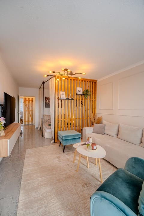 Communal lounge/ TV room, Bed, TV and multimedia, Living room, Photo of the whole room, Seating area, Evening entertainment, Bedroom