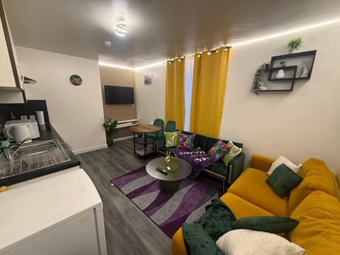 Communal lounge/ TV room, Kitchen or kitchenette, Living room, Seating area, Dining area