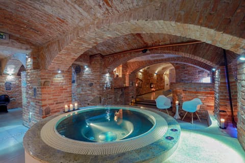 Hot Tub, Spa and wellness centre/facilities, Decorative detail, Seating area, Pool view, Bath