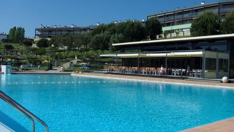 Restaurant/places to eat, Swimming pool, Swimming pool