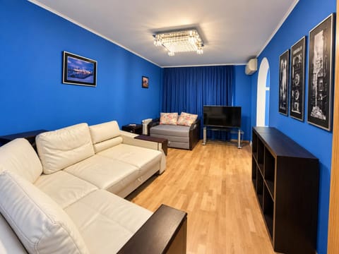 TV and multimedia, Living room, Seating area, internet, air conditioner