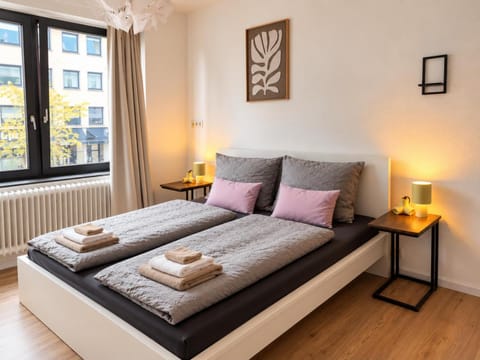 Bed, Bedroom, internet, towels