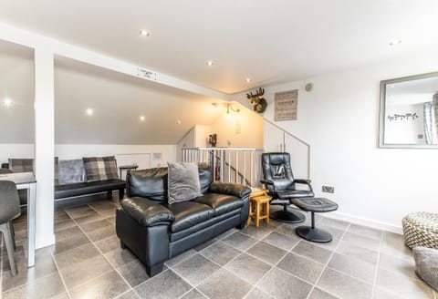 UPSIDE DOWN HOUSE - Sleeps up to 6 Guests - Great for Family and Friends Gatherings,Corporate events ,Near Sherwood Forest at Fairview Farm in Nottingham set in 88 acres House in Newark and Sherwood District