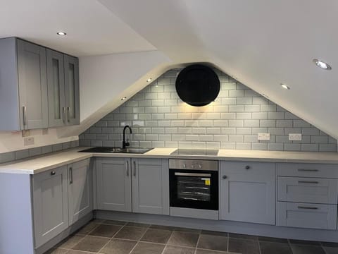 UPSIDE DOWN HOUSE - Sleeps up to 6 Guests - Great for Family and Friends Gatherings,Corporate events ,Near Sherwood Forest at Fairview Farm in Nottingham set in 88 acres House in Newark and Sherwood District