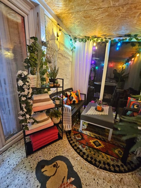 Communal lounge/ TV room, Balcony/Terrace, Seating area, Evening entertainment
