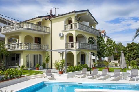 Property building, Day, Swimming pool, Swimming pool