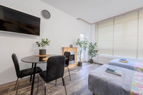 Bed, TV and multimedia, Living room, Photo of the whole room, Dining area, towels