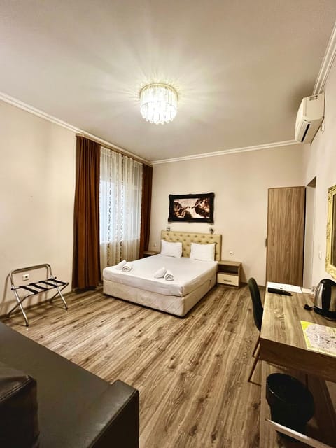 Bed, TV and multimedia, Photo of the whole room, Bedroom, Area and facilities, towels, air conditioner
