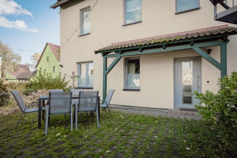 Property building, Patio, Facade/entrance, Day, Garden, Balcony/Terrace, Seating area, Dining area