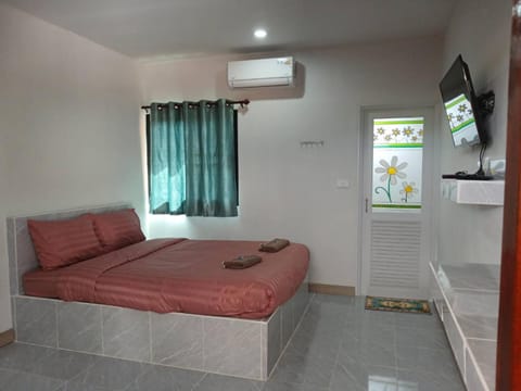 Communal lounge/ TV room, Bed, TV and multimedia, Living room, Photo of the whole room, Seating area, Bedroom, air conditioner