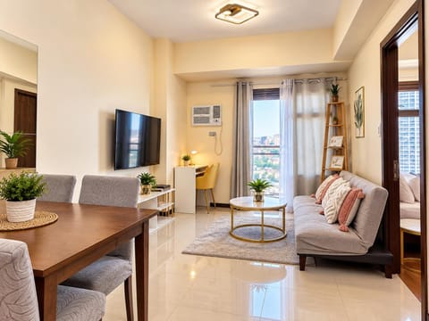 TV and multimedia, Living room, Seating area, Evening entertainment