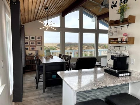 Coffee/tea facilities, Kitchen or kitchenette, Living room, Dining area, Sea view