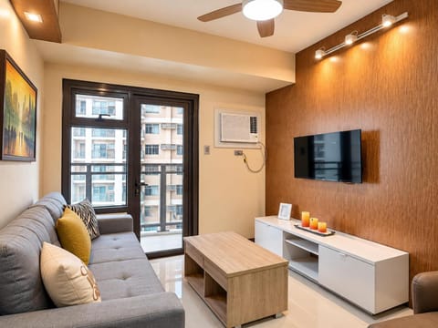 TV and multimedia, Living room, Seating area, Evening entertainment, air conditioner