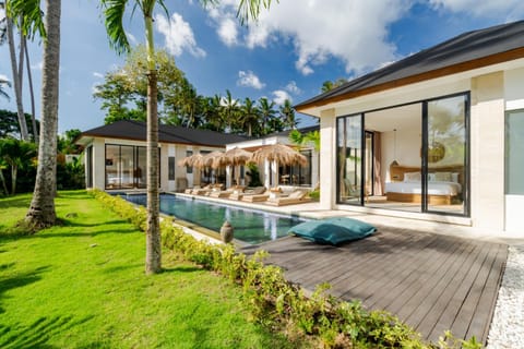 Property building, Garden, Swimming pool, sunbed