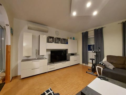 Communal lounge/ TV room, TV and multimedia, Living room, Seating area
