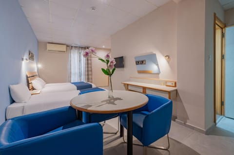 Photo of the whole room, Seating area