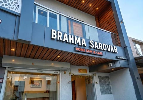 Property building, Facade/entrance, Day, Property logo or sign, Logo/Certificate/Sign, Street view, Certificate/Award