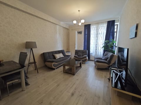 Communal lounge/ TV room, TV and multimedia, Living room, Seating area, Evening entertainment