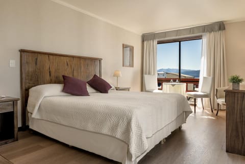 Property building, Bed, Natural landscape, Photo of the whole room, Bedroom, Lake view