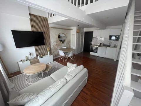 Kitchen or kitchenette, Living room, Dining area, oven