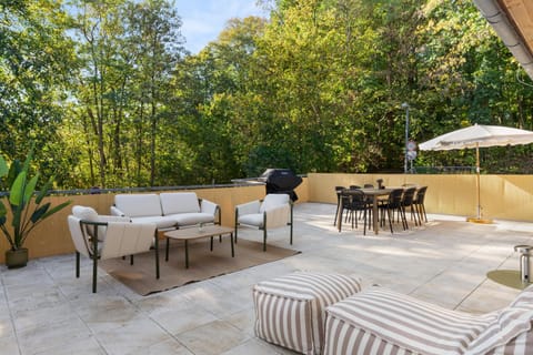 View (from property/room), Balcony/Terrace, Seating area, Dining area