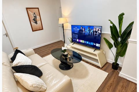 Communal lounge/ TV room, TV and multimedia, Living room, Seating area, Evening entertainment