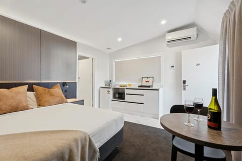 Bed, Kitchen or kitchenette, air conditioner