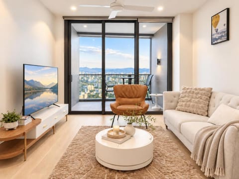 View (from property/room), Balcony/Terrace, Living room, City view, Mountain view