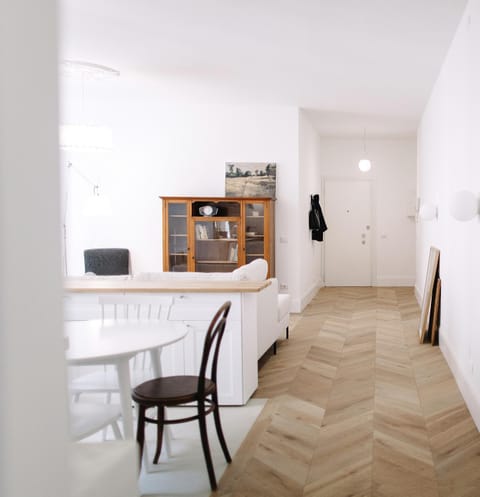 Kitchen or kitchenette, Living room, Seating area, Dining area