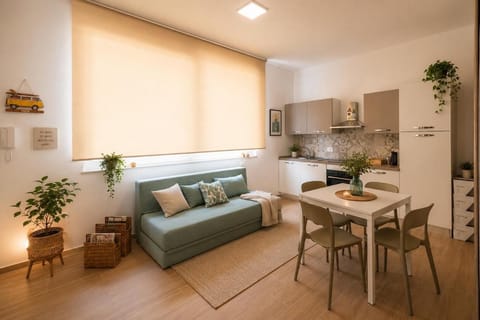 Kitchen or kitchenette, Living room, Seating area, Dining area, oven