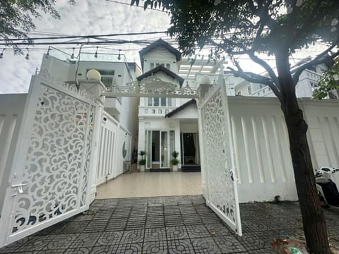 Property building, Facade/entrance, Day