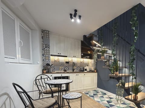 Kitchen or kitchenette, Dining area, air conditioner