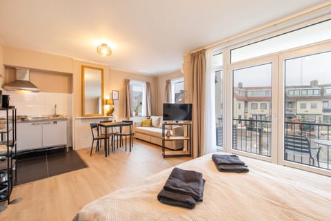Bed, TV and multimedia, View (from property/room), Balcony/Terrace, Kitchen or kitchenette, Seating area, Dining area, hair dresser, towels
