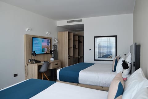 Bed, TV and multimedia, Bedroom