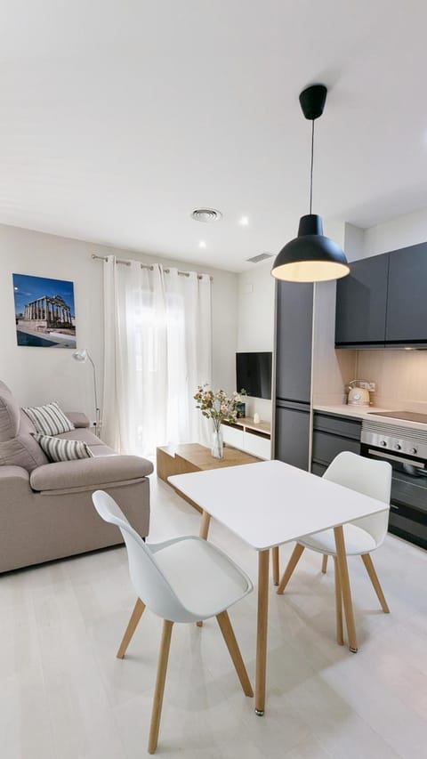 TV and multimedia, Kitchen or kitchenette, Living room, Seating area, Dining area, stove