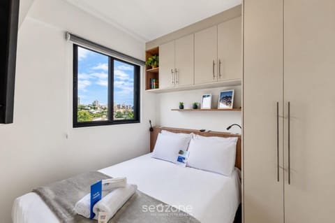 Bedroom, City view