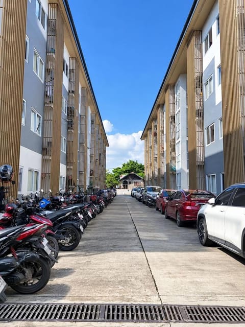 Property building, Day, Street view, Parking