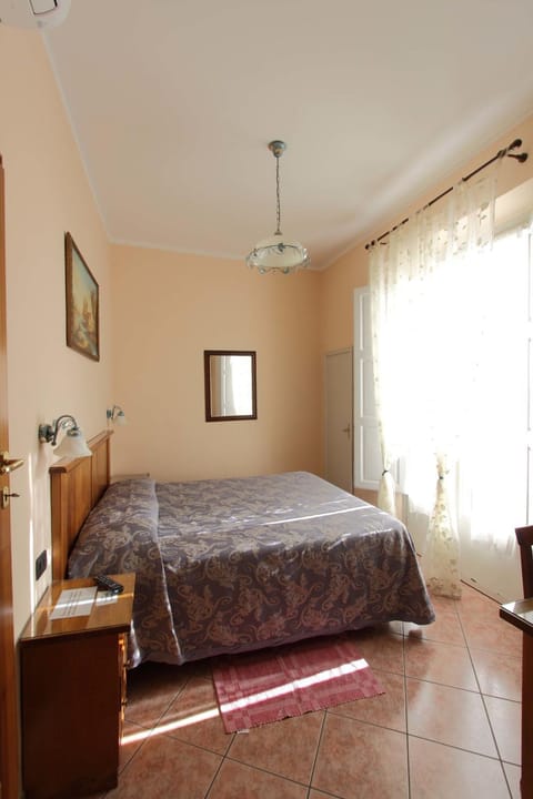Bed, Day, Photo of the whole room